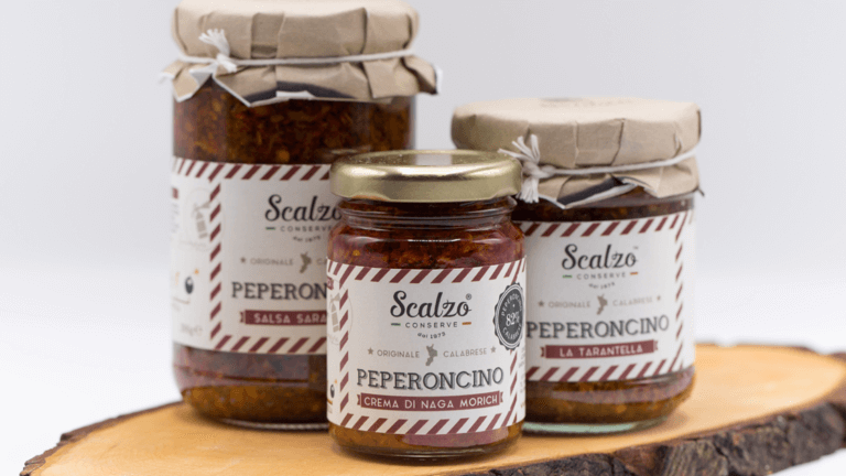 Le etichette della Linea Peperoncino di Scalzo selezionate dalla World Brand Design Society e pubblicate su Packaging of the World