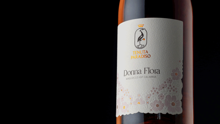 L’etichetta del vino Donna Flora pubblicata su Packaging of the World